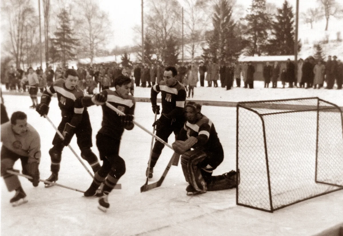 Eisfeld Im Chreis in Dübendorf, Match gegen Rapperswil ca. 1948.
